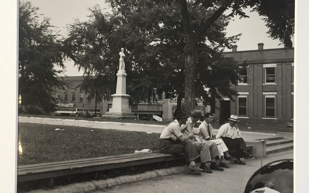 Dorothea Lange – Men Idling Round Courthouse Square